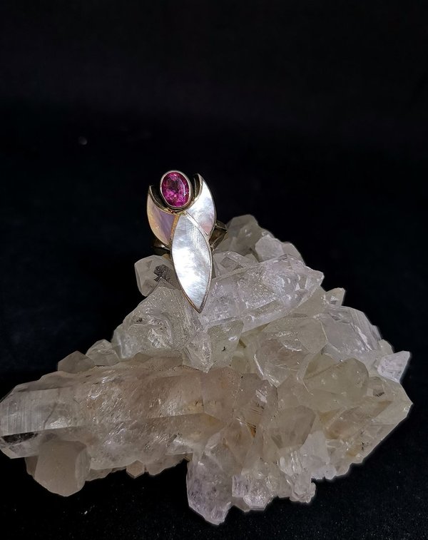 Ring in Engelform aus Perlmutt und rosa Turmalin