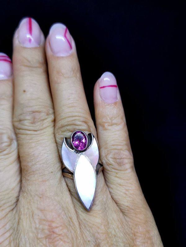 Ring in Engelform aus Perlmutt und rosa Turmalin
